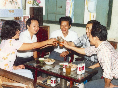 Cuộc gặp mặt sau 4 năm bài thơ MXNB đăng báo. (Từ trái qua phải: Xuân Khải, đồng chí Vũ Mão, đồng chí Đinh Văn Nam (cố TBT báo Tiền Phong) và người cuối cùng là nhà báo Lê Văn Ba) tháng 3/1990