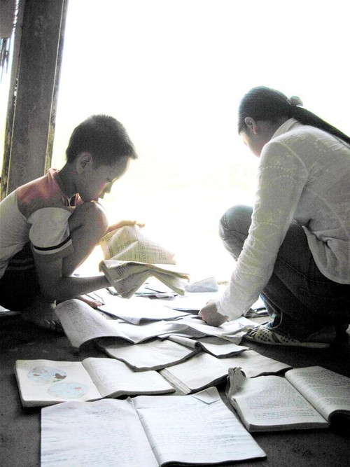 Trẻ em vùng lũ ở miền núi phơi vở, sách ướt sau những đợt lũ. Ảnh: T.L Trẻ em vùng lũ ở miền núi phơi vở, sách ướt sau những đợt lũ. Ảnh: T.L