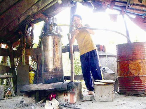 Anh Đỗ Quang Thanh với lò nhúng dó trầm