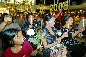 Hơn 450.000 người dân Paris đón năm mới trên đại lộ Champs-Élysées Người dân Ukraina đón năm mới trên đường phố Người dân Trung Quốc đến chùa mong một năm mới tốt đẹp hơn Người dân Thái Lan mừng năm mới với nỗi nhớ những người thiệt mạng vì sóng thần Người dân Brazil đón năm mới với lễ hội pháo hoa Người dân New York đón năm mới trên quảng trường trung tâm thành phố Hơn 450.000 người dân Paris đón năm mới trên đại lộ Champs-Élysées Người dân Ukraina đón năm mới trên đường phố Người dân Trung Quốc đến chùa mong một năm mới tốt đẹp hơn Người dân Thái Lan mừng năm mới với nỗi nhớ những người thiệt mạng vì sóng thần Người dân Brazil đón năm mới với lễ hội pháo hoa Người dân New York đón năm mới trên quảng trường trung tâm thành phố