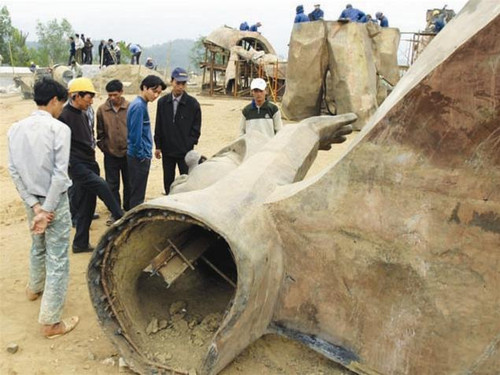 Ảnh 3: Một bộ phận của tượng đài đã bong tróc ngay khi lắp ráp do chất lượng quá kém.