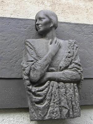 Tượng Olga Berggoltz trên tường ngôi nhà ở Leningrad (nay là Saint Peterbourg), nơi bà sống từ 1932 đến 1943) Tượng Olga Berggoltz trên tường ngôi nhà ở Leningrad (nay là Saint Peterbourg), nơi bà sống từ 1932 đến 1943)
