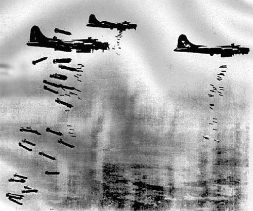 Máy bay phe Đồng minh rải bom trong Thế chiến thứ 2. (Ảnh minh họa) Máy bay phe Đồng minh rải bom trong Thế chiến thứ 2. (Ảnh minh họa)