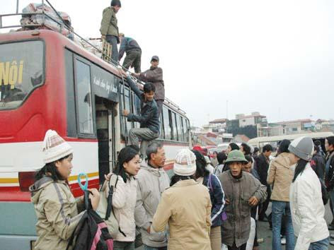 Vấn đề đi lại luôn căng thẳng trong dịp Tết. Ảnh: Hồng Vĩnh