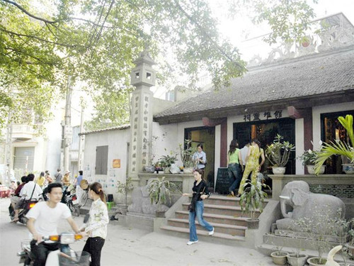 Rất đông người dân kéo đến Đền Quán Đôi - Ảnh: Hồng Vĩnh Rất đông người dân kéo đến Đền Quán Đôi - Ảnh: Hồng Vĩnh