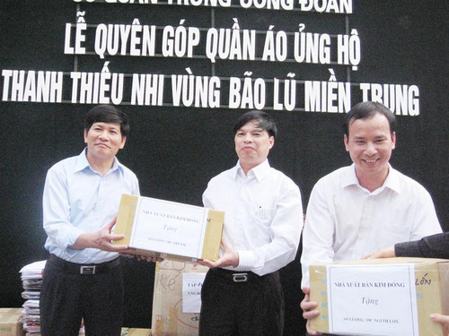 Lãnh đạo T.Ư Đoàn tiếp nhận hàng cứu trợ