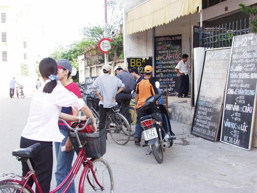 Các học sinh xem quảng cáo tại một số lò luyện thi Ảnh: Hồng Vĩnh