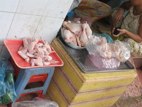 Thực phẩm không đảm bảo vệ sinh tràn lan ngoài chợ