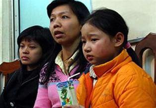 Cô Quỳnh Anh (áo đen) tại trụ sở công an. Ảnh: VnExpress.