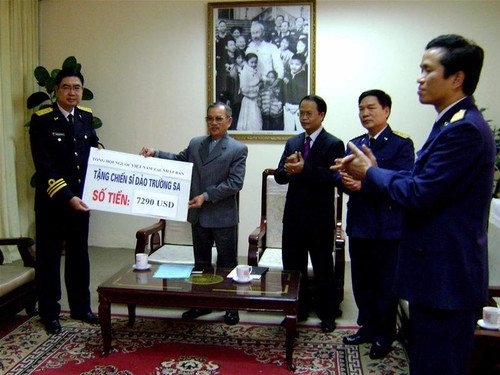 Ông Huỳnh Trí Chánh (thứ hai từ trái sang) trao tặng món quà cho các chiến sỹ đảo Trường Sa. Ảnh: Lan Anh