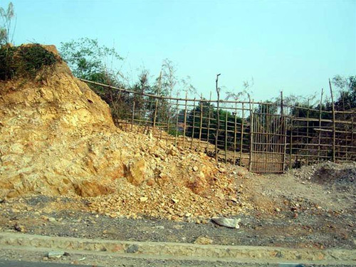 Dân quây rào giữ đất Dân quây rào giữ đất