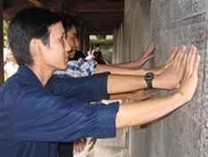 Nhiều sĩ tử cầu khấn điều thần kỳ bằng cách chạm tay vào bia tiến sĩ ở Văn Miếu.