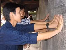 Nhiều sĩ tử cầu khấn điều thần kỳ bằng cách chạm tay vào bia tiến sĩ ở Văn Miếu.