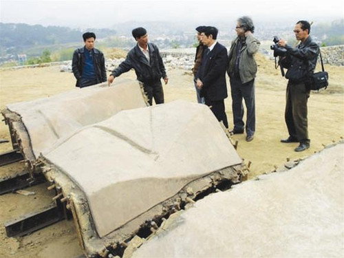 Ảnh 4: Người đang chỉ tay là Nguyễn Trọng Hạnh (nay là bị can trong vụ án) đang giải thích với quan khách về kết cấu tượng đài.