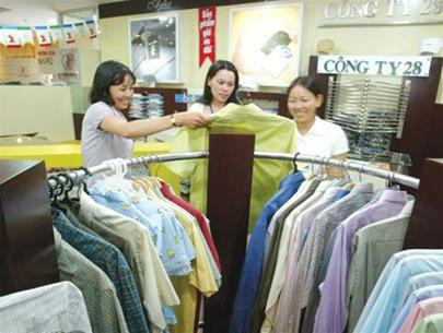 Một cửa hàng bán lẻ của Công ty May 28 tại TP.HCM - Ảnh: TBKTSG