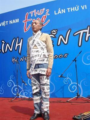 Màn trình diễn thơ ấn tượng của nhà thơ Dương Tường tại Ngày thơ Việt Nam 2008. Ảnh: TPO Màn trình diễn thơ ấn tượng của nhà thơ Dương Tường tại Ngày thơ Việt Nam 2008. Ảnh: TPO