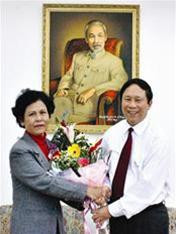 Nhà thơ Dương Kỳ Anh và chị Phạm Thị Xuân Khải tại Tòa soạn báo Tiền Phong. Ảnh: Phạm Yên