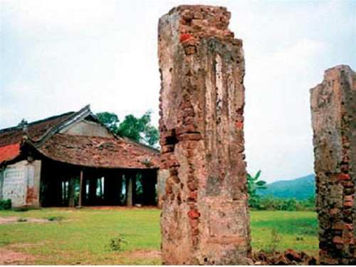 Đình Gia Miêu ở quê chúa Nguyễn Hoàng thời còn hoang phế. Ảnh: Nguyễn Duy