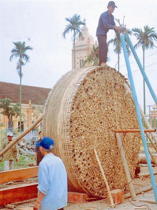 Các công nhân đang làm chiếc cối xay lúa khổng lồ