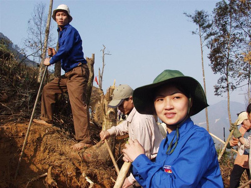 Thanh niên bạt núi mở đường Ảnh: Hồng Vĩnh