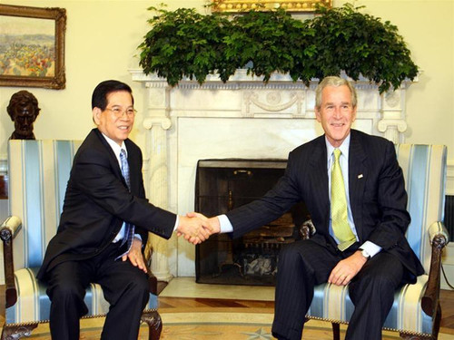 Ngày 22/6/2007,tại Nhà trắng,Tổng thống Hoa Kỳ George W. Bush đón và hội đàm với Chủ tịch nước Nguyễn Minh Triết đến thăm chính thức Hoa Kỳ. Ảnh: Nguyễn Khang TTXVN .