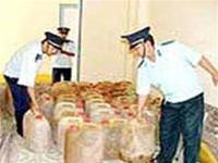 Tang vật của một vụ buôn lậu xăng bị bắt giữ tại An Giang.