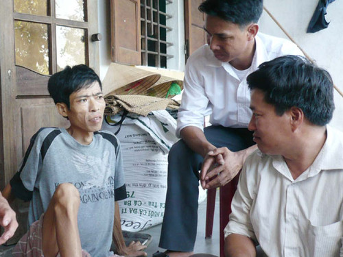 Anh Nguyễn Thanh Lân (người ngồi) đang kể lại câu chuyện “nuốt cậu ông trời” chữa ung thư Anh Nguyễn Thanh Lân (người ngồi) đang kể lại câu chuyện “nuốt cậu ông trời” chữa ung thư