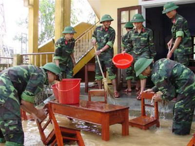 Tuổi trẻ lực lượng vũ trang đang giúp đỡ xã Quảng Thành sớm ổn định lại trường lớp cho học sinh