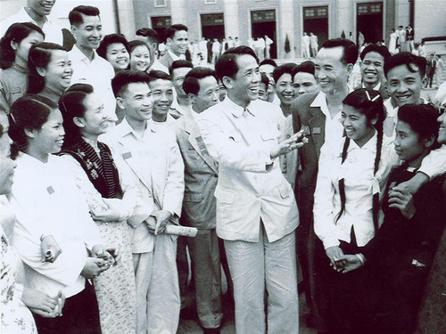 Tổng Bí thư Lê Duẩn nói chuyện thân mật với các đại biểu tham dự Đại hội Đoàn toàn quốc lần thứ 3. Ảnh: Mai Nam