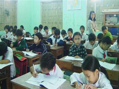 Cuối năm 2006, trường tiểu học Kim Long vẫn còn 22 em học sinh lớp 4 và 5 “chữ biết người, người không biết chữ”. Ảnh : Gia Ngọc