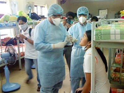 Lấy mẫu bệnh phẩm xét nghiệm virus cúm A/H1N1. Ảnh: PV