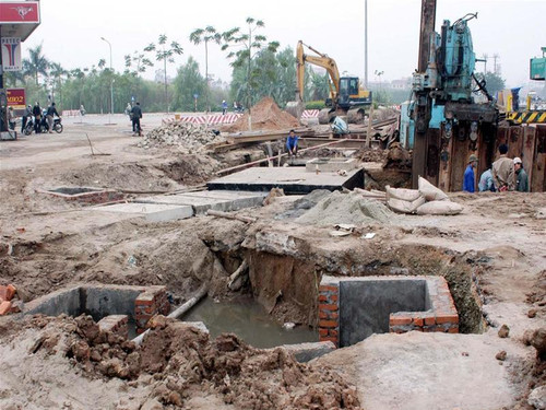 Cuối năm 2003 khánh thành chào mừng SEA Games 23, cuối năm 2004 đào lên làm cống (Chụp lúc 10h30 ngày 6/1/2005 tại Km9 đường Hồ Tùng Mậu) ảnh: Phạm Yên