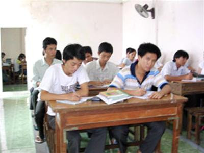 Ở một trung tâm luyện thi chất lượng cao. Hai lớp học đan nhau, chung một lối đi, không có cửa.