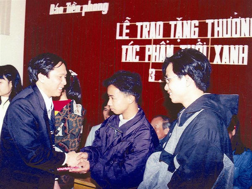 Trao giải “Tác phẩm tuổi xanh” tháng 3/2001 Ảnh: Phạm Yên