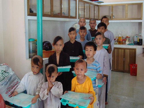 Các em chuẩn bị ăn trưa