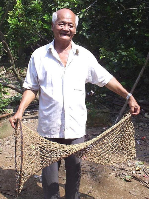 Ông Hồ Văn Năm với cái vợt bắt cá ngát - Ảnh: Tùng Huyên Ông Hồ Văn Năm với cái vợt bắt cá ngát - Ảnh: Tùng Huyên