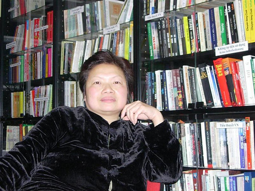 Chị Hoài Thu tại thư viện của CLB Vinaphunu. Ảnh: Việt Hùng