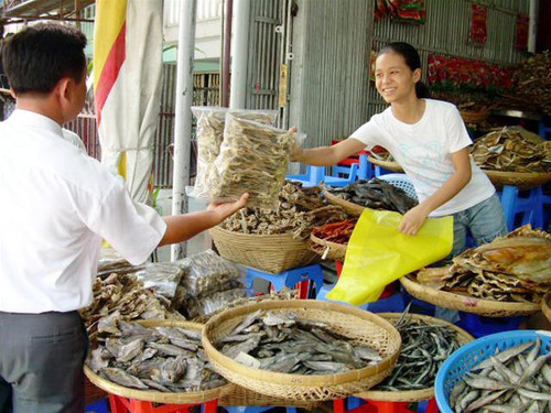 Cá khô khoai bán chạy tại chợ nông sản thực phẩm TP Cà Mau. Ảnh: Nguyễn Tiến Hưng.