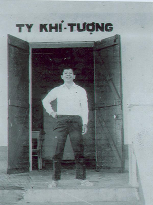 Ông Nguyễn Giáo trước phòng làm việc của trạm Khí tượng Hoàng Sa