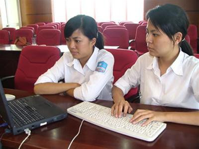 Các bạn học sinh đang đặt câu hỏi cho các thầy