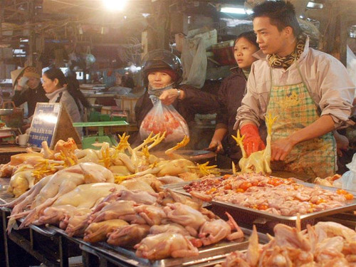 Ở quầy bán gà làm sẵn tại chợ Hôm - Hà Nội. ảnh: Phạm Yên