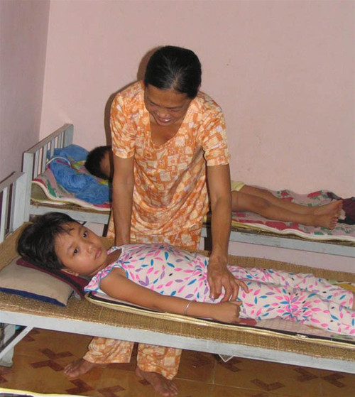 Xơ chăm lo giấc ngủ cho các em mồ côi Ảnh: Phùng Nguyên