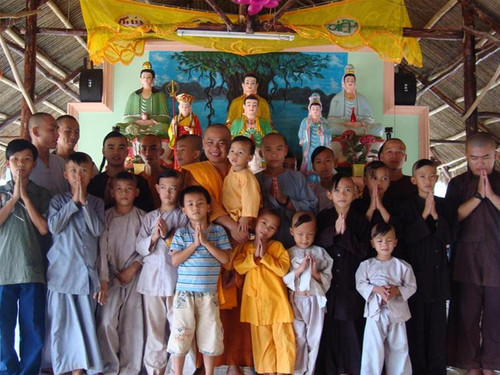 Đại đức Thích Minh Đạo và các em nhỏ bất hạnh trong chùa