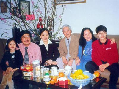 Tiến sĩ Ngô Phương Lan (thứ 3 từ trái sang) cuàng đại gia đình nghệ sĩ.