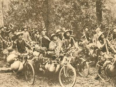 Từng đoàn xe thồ vui vẻ phấn khởi rời địa điểm lên đường đem gạo muối ra tiền tuyến Từng đoàn xe thồ vui vẻ phấn khởi rời địa điểm lên đường đem gạo muối ra tiền tuyến