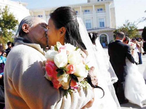 Nụ hôn hạnh phúc trẻ trung của cặp uyên ương đã có tuổi Nụ hôn hạnh phúc trẻ trung của cặp uyên ương đã có tuổi