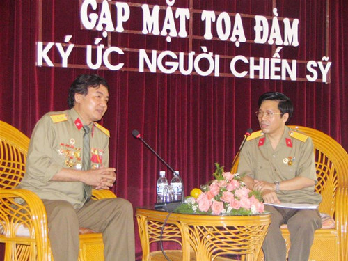 Dẫn chương trình(bên phải) - Trinh sát tình báo Nguyễn Việt Phát: "Các đồng chí thường ít nói về chiến công của bản thân. Nếu không có những buổi gặp mặt như hôm nay, chúng ta cũng sẽ không hiểu đầy đủ về chính những người đồng chí của mình"