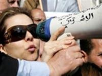 Con gái cả Raghad Saddam Hussein tham gia biểu tình phản đối cái chết của cha mình. Ảnh: AP