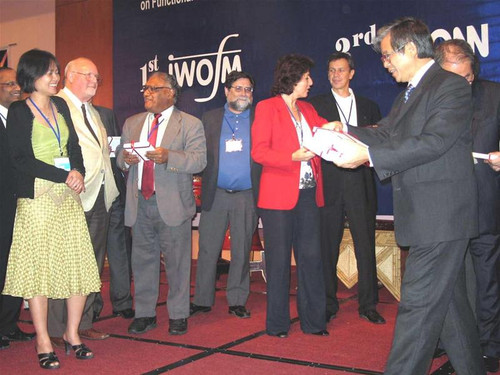 TS Thục Quyên (ngoài cùng bên trái) và các nhà khoa học nước ngoài tại Hội thảo quốc tế tại Việt Nam năm 2007