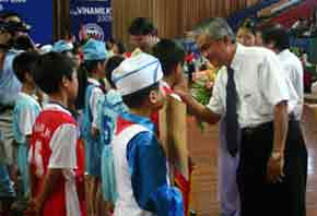 PCT Hùng Dũng động viên các cầu thủ nhí tại giải U11 (Ảnh: VFF) PCT Hùng Dũng động viên các cầu thủ nhí tại giải U11 (Ảnh: VFF)